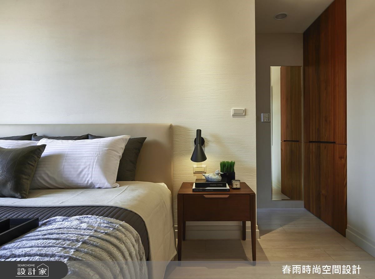 36坪休閒風居宅,設計師採以樹幹做為象徵,沿用木皮、